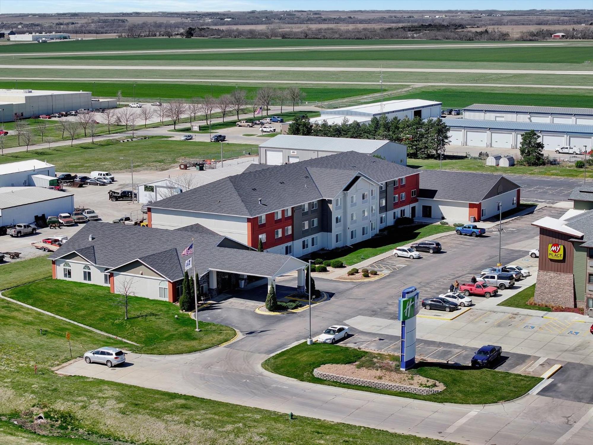 Holiday Inn Express Hotel & Suites Beatrice By Ihg Exterior foto